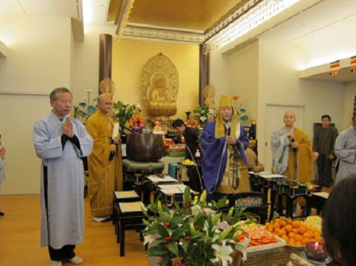 Đại lão hòa thượng Yoshimizu Daichi tổ chức một nghi lễ Phật giáo dành cho
                        cộng đồng người Việt tại chùa Nisshinkustu 