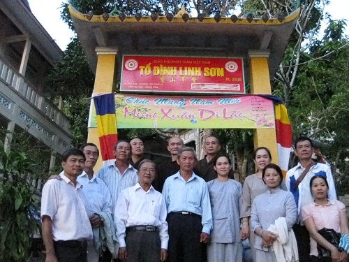Những Người Giữ Rừng Mặc Áo Nâu Sòng Tại Tổ Đình Linh Sơn