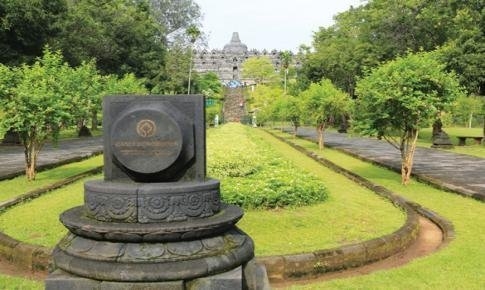 Borobudur Một Năm, Một Tháng Và Một Ngày 