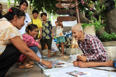 Thái Lan : Một Người Ăn Xin Cúng Dường 1 Triệu Baht Cho Chùa