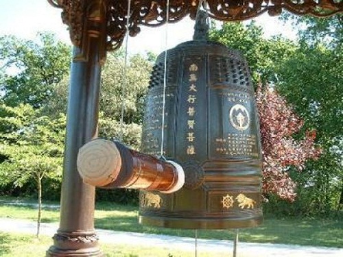 Có Nên Dán Sớ Cầu An Cầu Siêu Lên Đại Hồng Chung Không? Tiền Cúng Dường Nên Đặt Ở Đâu?