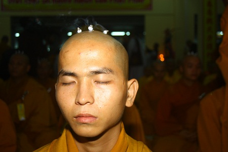Có Phải Tu Sĩ Tấn Hương Trên Đỉnh Đầu Càng Nhiều Trong Đại Giới Đàn Càng Tu Giỏi Không?