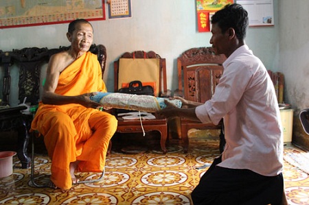 Hòa Thượng Chân Truyền Viết Kinh Lá Ở Việt Nam