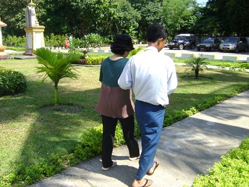 Vào Chùa Thương Quá Nắm Tay Nhau