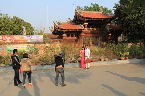 Hà Nội: “Ngứa Mắt” Chụp Ảnh Cưới Trước Cửa Chùa