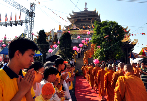 Chùm Ảnh: 1.500 Tăng Ni Tham Gia Lễ Khất Thực Tưởng Niệm 60 Năm Tổ Sư Minh Đăng Quang Vắng Bóng
