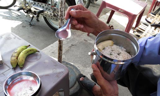 Bữa cơm trưa chỉ có cơm trắng và quả chuối của ông Năm.
            Bài viết: http://news.zing.vn/Ong-lao-chay-xe-om-lay-tien-cho-vo-lam-tu-thien-post395885.html
            Bữa cơm trưa chỉ có cơm trắng và quả chuối của ông Năm.
            