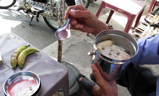 Bữa cơm trưa chỉ có cơm trắng và quả chuối của ông Năm.
            Bài viết: http://news.zing.vn/Ong-lao-chay-xe-om-lay-tien-cho-vo-lam-tu-thien-post395885.html
            Bữa cơm trưa chỉ có cơm trắng và quả chuối của ông Năm.
            