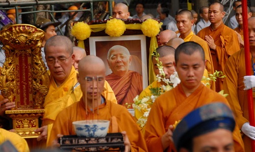 Có Nên Than Khóc Khi Người Thân Qua Đời Không? Trình Tự Tang Lễ Theo Nghi Thức Phật Giáo Như Thế Nào?