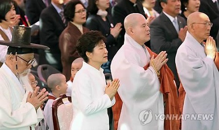 Tổng Thống Hàn Quốc Park Geun-hye Xin Lỗi Vì Vụ Chìm Phà Sewol Nhân Đại Lễ Phật Đản