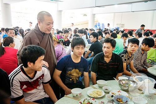 Hòa thượng Thích Bảo Nghiêm - Trưởng ban Hoằng Pháp T.W trụ trì chùa Bằng A thăm hỏi động viên tư vấn tâm lý cho các sĩ tử 