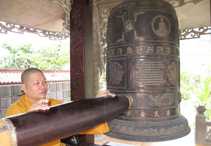 Vang Tiếng Chuông Chùa Giữa Biển Đông Ngày Giáp Tết
