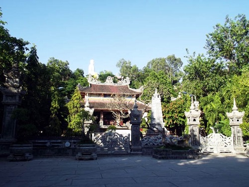 Chùa Long Sơn - Ngôi Chùa Nổi Tiếng Nhất Của Thành Phố Nha Trang