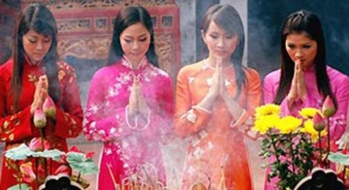 Người Dân Huế Đi Lễ Chùa Đầu Năm Mới