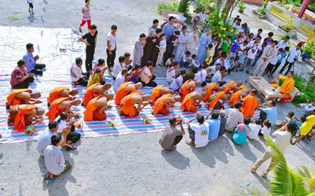 Mùa Tu Báo Hiếu Của Thanh Niên Khmer Vùng Bảy Núi
