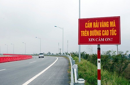Tăng Ni, Phật Tử Không Nên Rãi Vàng Mã Trên Cao Tốc Khi Đưa Tang