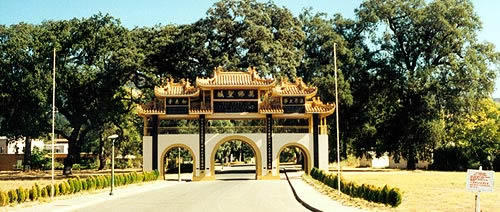 Vạn Phật Thánh Thành – Thành Phố Kho Tàng