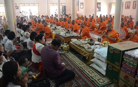Tụng Kinh Cúng Cơm Trong Lễ Hội Dành Cho Người Chết Ở Campuchia