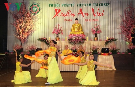 Kiều Bào Phật Tử Tại Séc Đón Mừng Năm Mới