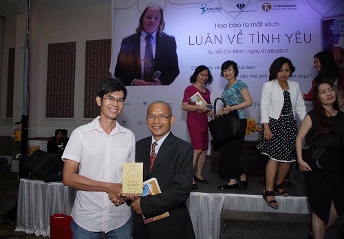 Doanh Nhân Trẻ Đặng Quang Trí Và Dự Án Cho Đi 10 Ngàn Quyển Sách Quản Lý Nghiệp