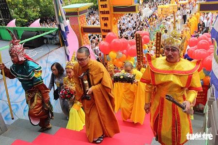Hàng Vạn Người Tham Dự Lễ Hội Quán Thế Âm Ngũ Hành Sơn