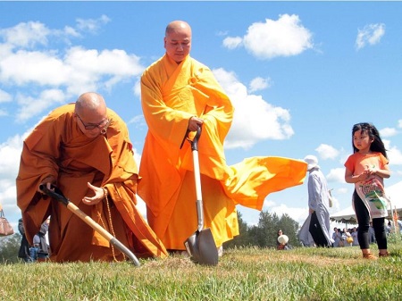 Dựng Tượng Đại Phật A Di Đà Cao 21 Mét Tại Chùa Việt Nam Ở Canada