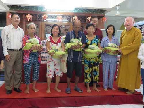 Chùa Liên Hoa Dành 18 Tỷ Đồng Làm Từ Thiện Nhờ Không Đốt Vàng Mã