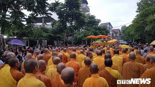 Hàng Ngàn Tăng Ni Phật Tử Huế Đội Mưa Cung Tống Kim Quan HT Thích Trí Quang