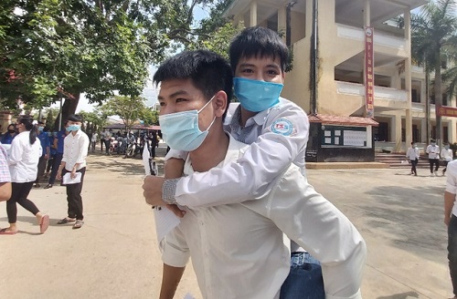 Nam Sinh 10 Năm Cõng Bạn Đến Trường - Muốn Vào Đại Học Bằng Chính Năng Lực Của Mình