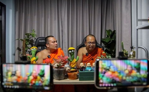 Thái Lan: Hai Nhà Sư Trở Thành Ngôi Sao Mạng Xã Hội Vì Sử Dụng Ngôn Ngữ Hài Hước Của Giới Trẻ