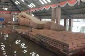 Thái Lan: Tượng Phật Cổ 1300 Tuổi Bị Ngập Trong Nước Lũ