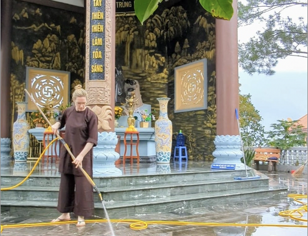 Khi Người Nước Ngoài Thích Đến Chùa Tu Tập Và Làm Công Quả 