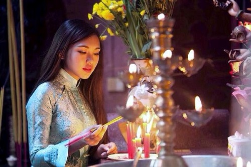 Nên Dâng Hương, Cúng Dường Trong Những Ngày Đầu Xuân Như Thế Nào?