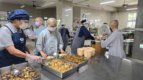 Sư Cô Chứng Nghiêm Cùng Hội Phật Giáo Từ Tế Khẩn Trương  Cứu Trợ Động Đất Ở Đài Loan