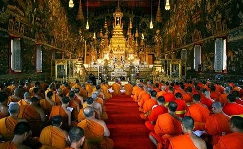 Thái Lan:  Giao Thừa Đến Chùa Tụng Kinh Chào Đón Năm Mới 