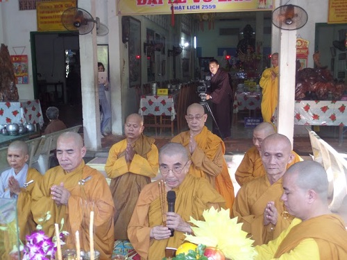 Nên Tụng Kinh Bằng Âm Hán Việt, Pali Hay Việt Ngữ Để Dễ Nhiếp Tâm Nhất?