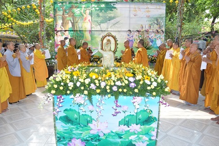 Cư Sĩ Thọ Trì Tam Quy Ngũ Giới Gia Đình Thành Đạt